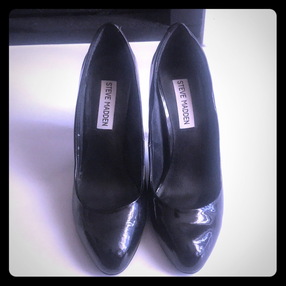 Brand new Steve Madden Black patent pumps